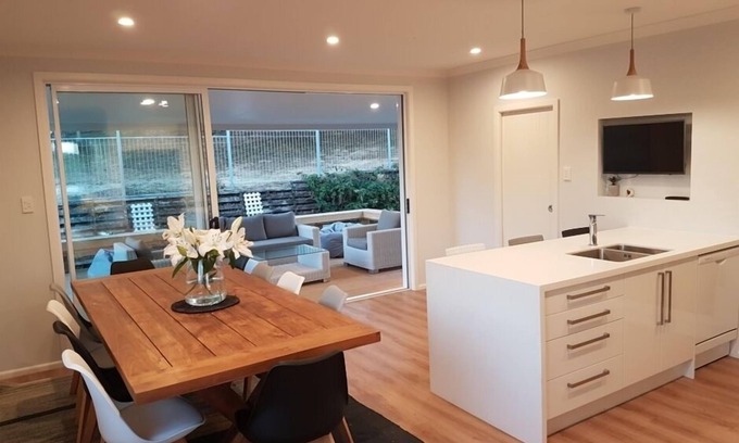 Havelock North House | Short walk to the village
