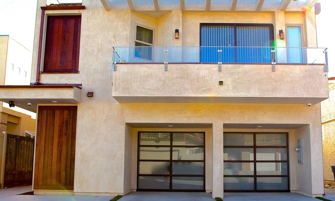 Oxnard Shores House | Short walk to the beach Small pets allowed, 4 bedrooms fully equipped. Top rated