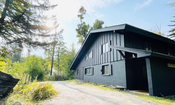 Stratton Mountain House | Shuttle or walk to village and lifts! The Powder Haus Chalet!
