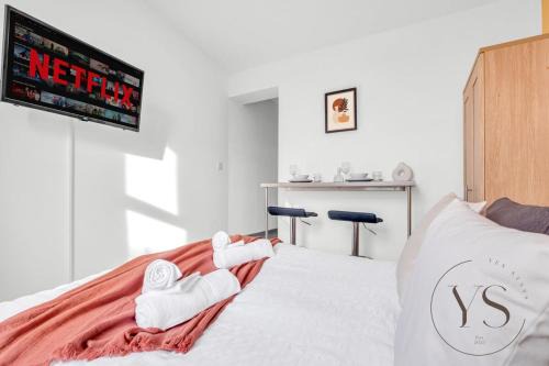 Stoke-on-Trent Apartment | Sienna Studio 1E Near Alton Towers with Free Wi-Fi and Netflix Access
