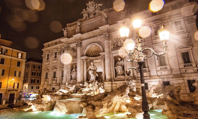 Repubblica Apartment | Signature luxury equipped with period frescoes-Barberini Square and Via Condotti