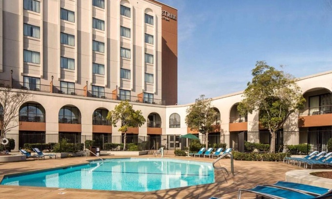 Newark House | Silicon Valley stays close to the freeways !