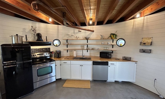 Ellensburg House | SILO TINY HOUSE /Hot Tub