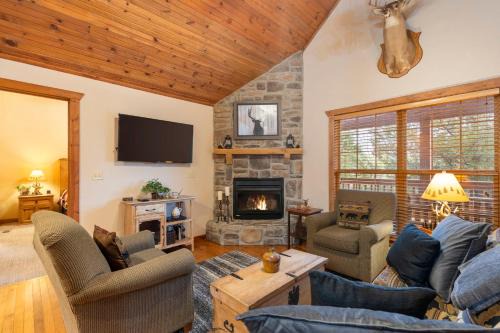 Branson West House | Simon's Treetop Cabin - 2 BDR in Popular Resort