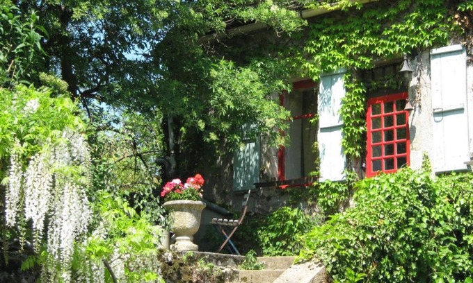 Rignac Cottage | Simple stone farmhouse and garden in 12th century village