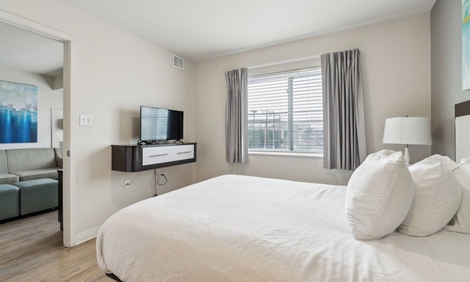 Far North Central Apartment | Simplicity At the Rim 1206 I Comfy 2 Bed 2 Bath