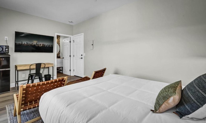 Vista Apartment | Single Bedroom - Queen Size. Heart of Downtown Vista