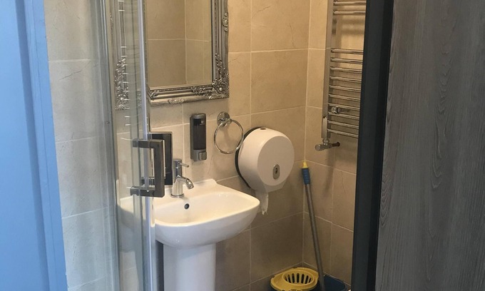 Frampton House | Single bedroom with Shower ensuite on ground floor