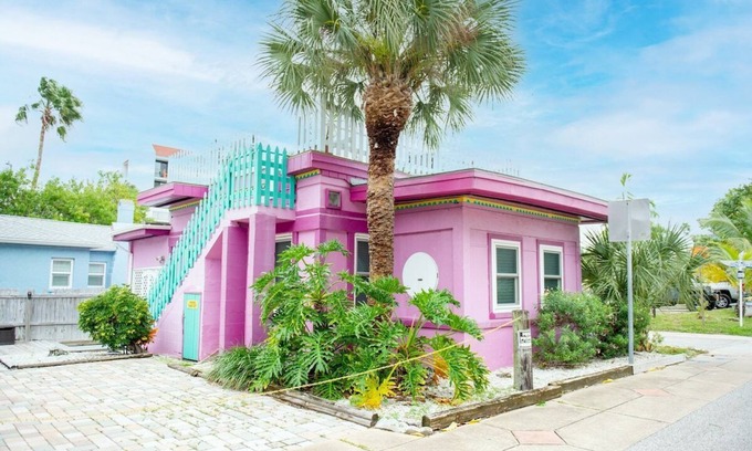 Indian Shores Cottage | Single family home with private beach access at HGTV's Sunburst Inn, sleeps up to 4