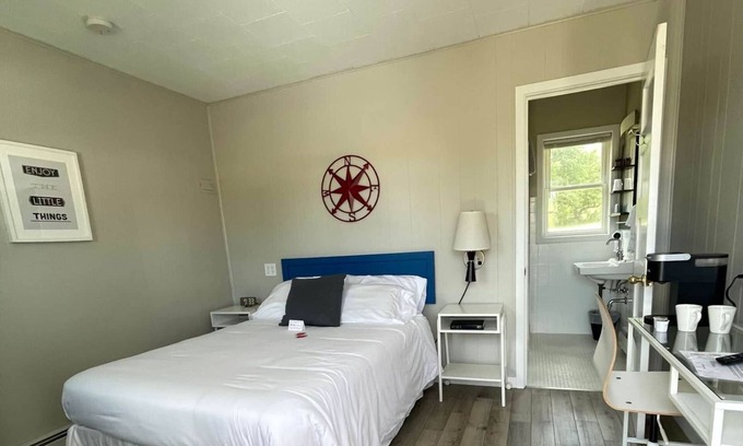 Mount Horeb Hotel | Single Full Room at The Little Village in Mount Horeb
