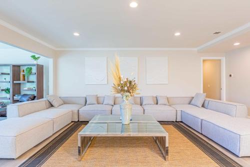 Glendora House | Single Level House with view and pool