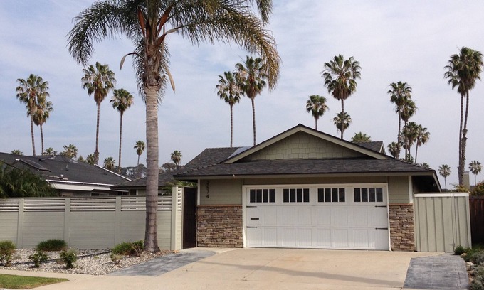 Pierpont Bay House | Single Story Ventura Keys 4 Bedrm 3 Bathroom 1 Block walk to Beach