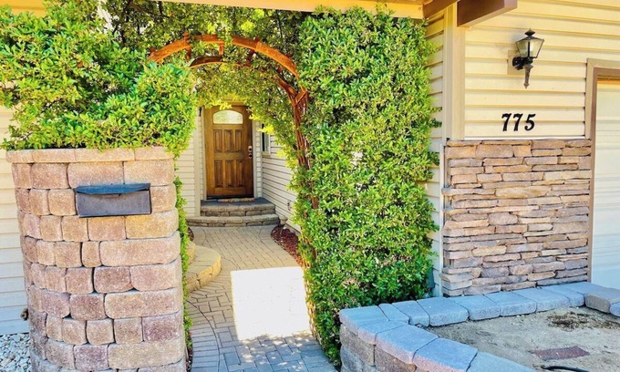 West University House | SingleStory/3BD/Sleeps11/Pet OK