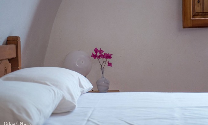 Kamari Cottage | SiskosPlace Petros Cottage, Oia Santorini