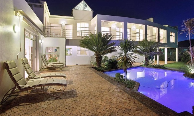 Constantia Villa | Situated in the Constantia Valley bordering the world famous G. C. vineyards