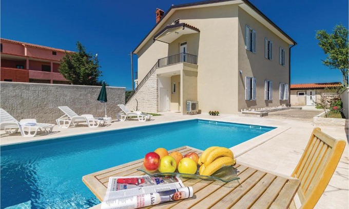 Cabrunici House | Six-Bedroom Holiday Home in Cabrunici