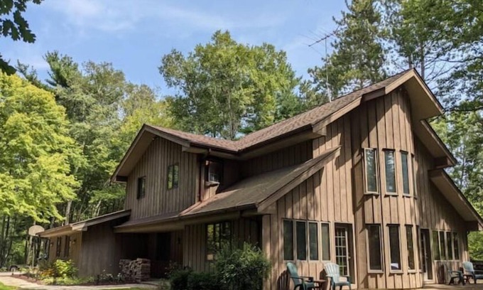 Oostburg House | Six bedroom home minutes to Sheboygan, great for entertaining!