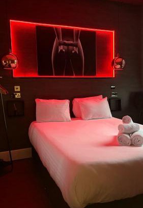 Hillrise Apartment | Sizzling London Studio with Jacuzzi & Private Bath