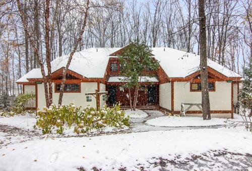 Boyne Falls Apartment | Ski-In 5BR Retreat at Boyne Mtn - Walk to Lifts & Fun!