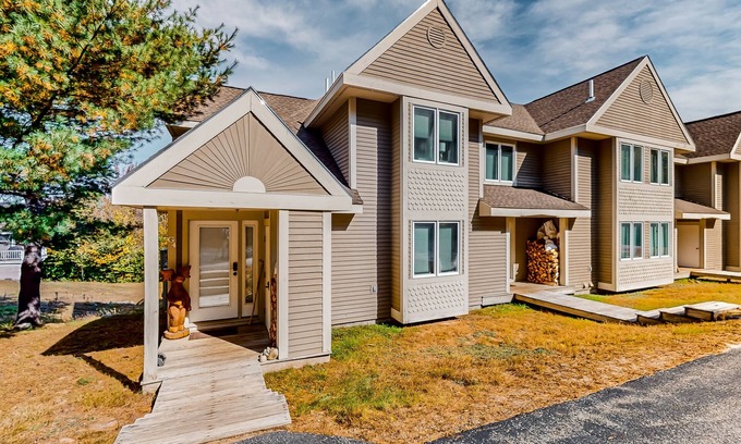 Sunday River Area Condo | Ski-in/out, dog-friendly townhome with mountain views, hot tub & pool