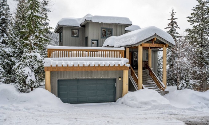 Nordic Estates House | Ski-In/Out | Fully Renovated 6BR | Hot Tub | Sauna | Media Room | Garage | Managed by Aloha Whistler