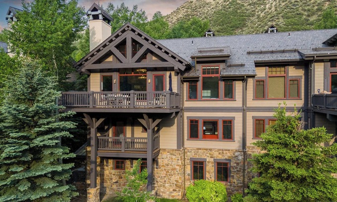 Edwards House | Ski in/out home in Arrowhead at Beaver Creek - private hot tub!