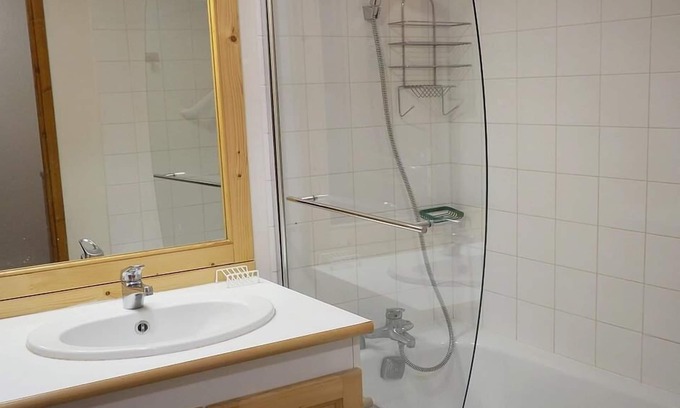 Les Bruyeres Apartment | Ski-in/ski-out & foot of the slopes, 5th floor, balcony, tv, ski locker, 40m², Les Menuires