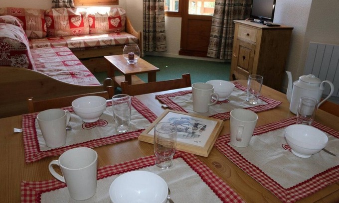 La Perriere Apartment | Ski-in/ski-out & foot of the slopes, 6th floor, balcony, parking, tv, ski locker, 40m², La Tania