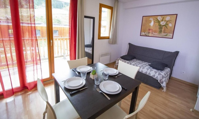 Les Orres Apartment | Ski-in/ski-out & foot of the slopes, swimming pool, balcony, 25m², Les Orres