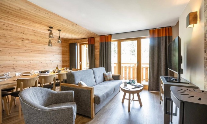 Risoul Apartment | Ski-in/ski-out & foot of the slopes, swimming pool, sauna, hammam, balcony, tv, ski locker, 65m²