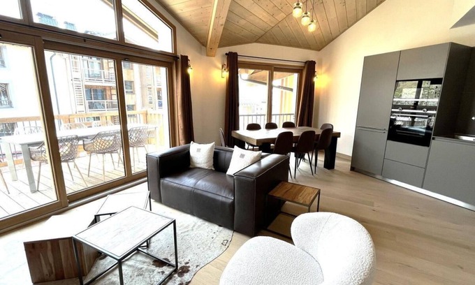 Bergers Apartment | Ski-in/ski-out & foot of the slopes, 3rd floor, swimming pool, balcony, tv, ski locker, 83m²