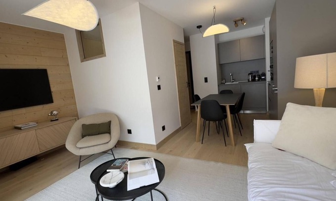 Bergers Apartment | Ski-in/ski-out & foot of the slopes, swimming pool, terrace, parking, tv, ski locker, 43m²