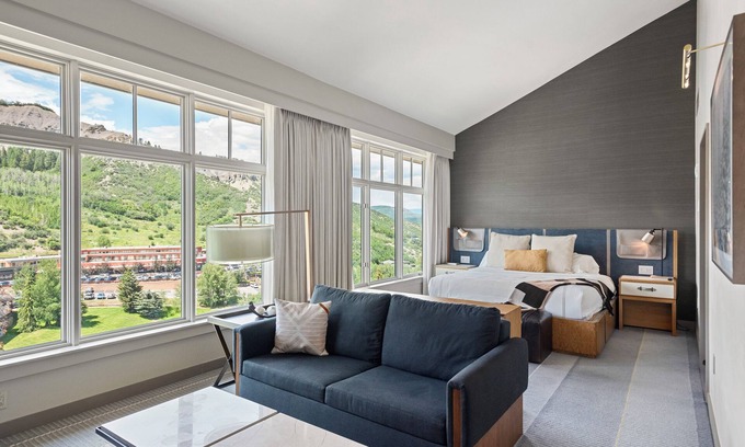 Snowmass Village Condo | Ski In Ski Out Penthouse in Luxury Resort - Stunning 3 Bedroom