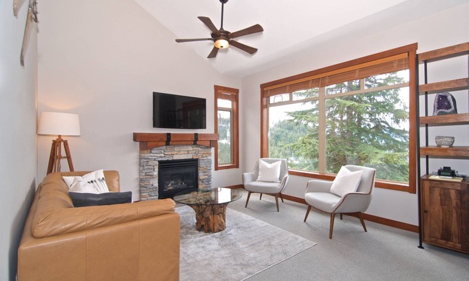 Nordic Estates House | Ski in/Ski out with Spectacular views! Stunning Family Townhome.