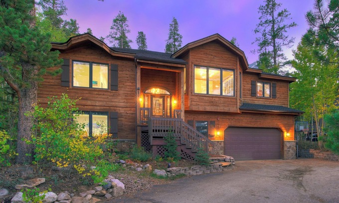 Breckenridge House | Ski Specials, Fireplace, Ping Pong and Sauna, Pet Friendly