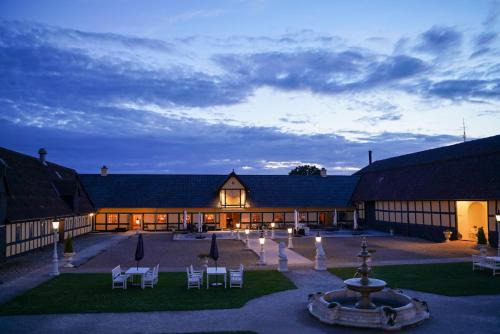 Langeland Municipality Hotel | Skrøbelev Gods Manor House