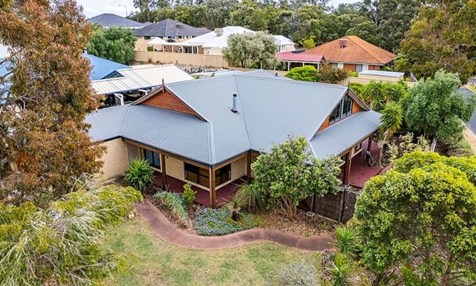 Dalyellup House | Sky Blue Retreat- Family Friendly, WIFI , Escape to Dalyellup
