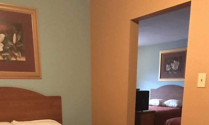 Western Division House | Sky Palace Inn & Suites By Jasper Laredo - 3 Queen Bed Non Smoking