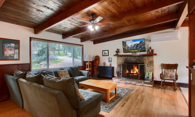 Oakhurst Cottage | Sky Ranch Cottages - Red Door
