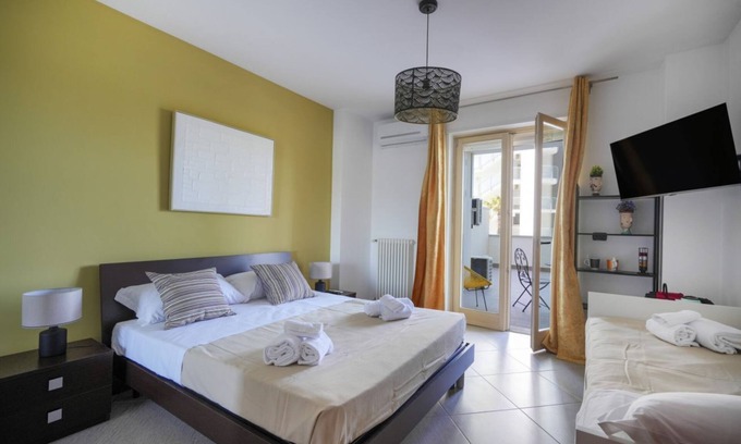 Municipio 5 Apartment | SkyGate - Gold - bright room with private bathroom