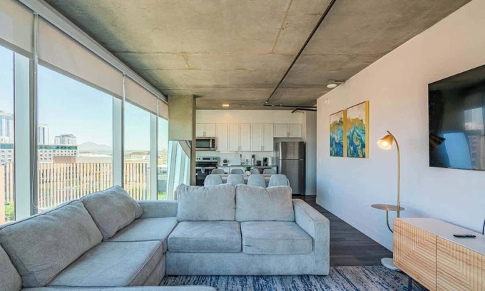 Downtown Phoenix Apartment | Skyline 3BR Getaway Pool, Gym & Smart TV