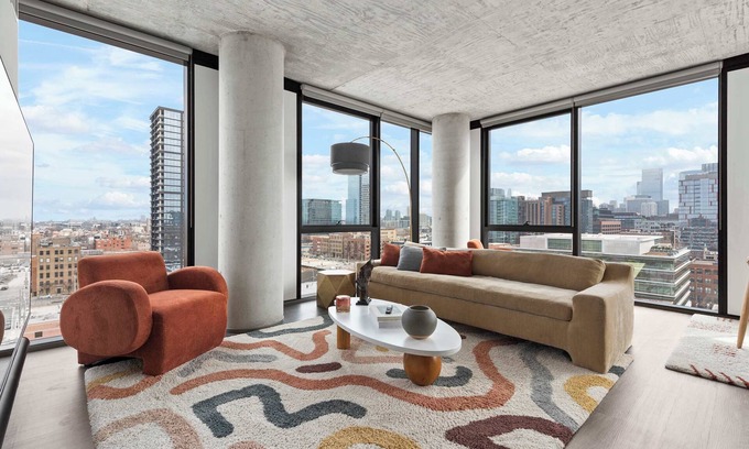 West Loop Apartment | Skyline Views in 3BR Apartment w/Top Amenities