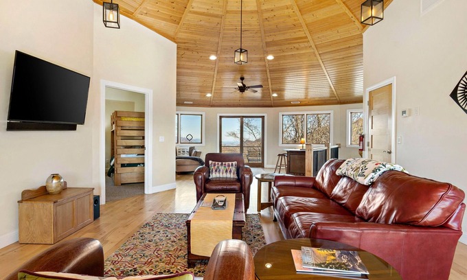 Black Mountain House | Skytop Chalet | Pet Friendly, Hot Tub & Stunning Mountain Views!
