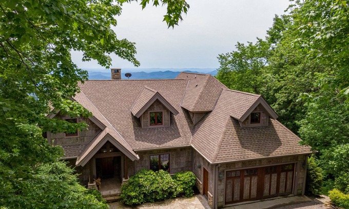 Blowing Rock House | Skytop Retreat - Spectacular 50 mile Views! Pet friendly, hot tub, arcade