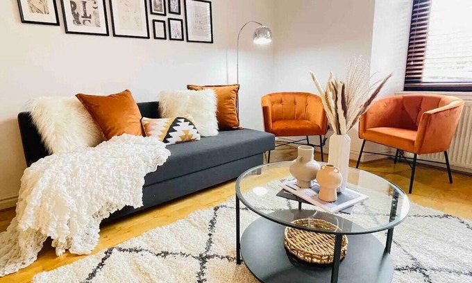 North Glasgow Apartment | Sleek and Modern 2-Bedroom Sunny Views, close to Subway