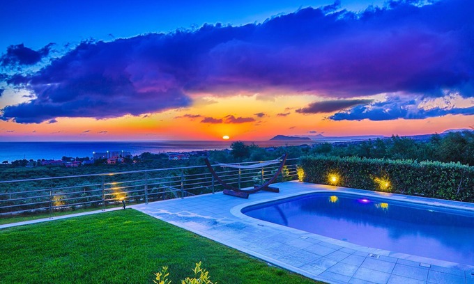 Kolymbari Villa | Sleek and modern holiday estate with great sea view