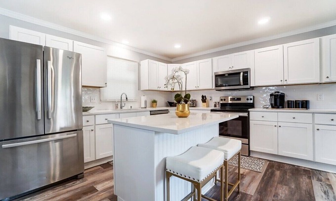 Starmount House | Sleek FunHouse w/ Hot Tub + Mini-Golf | King Suite