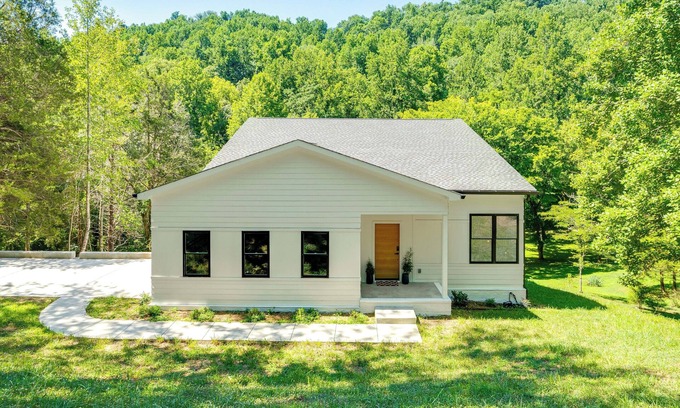 Lancaster House | Sleek Tennessee Retreat: 2 Mi to Center Hill Lake!