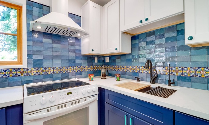 Woodland Hills Apartment | Sleek Woodland Hills Retreat w/ Shared Pool & Yard