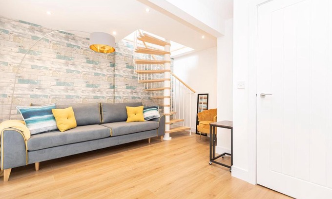 New Forest District Apartment | Sleep 10- The Lovely Lymington Lock off.